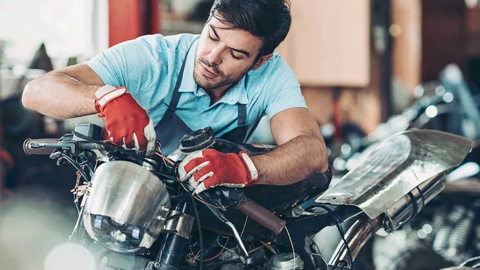 Mecánico trabajando sobre los componentes de una motocicleta